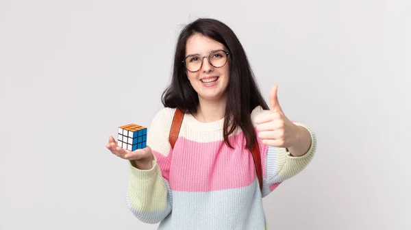 Jolie Femme Sentant Fière Souriant Positivement Avec Les Pouces Levés — Photo