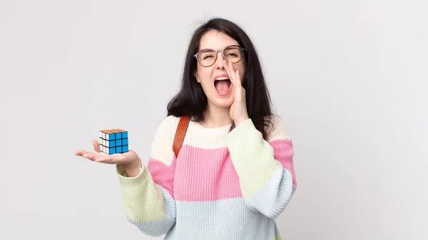 Bonita Mujer Sintiéndose Feliz Dando Gran Grito Con Las Manos — Foto de Stock