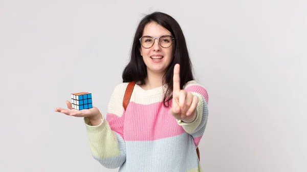 Vacker Kvinna Ler Stolt Och Tryggt Göra Nummer Ett Och — Stockfoto