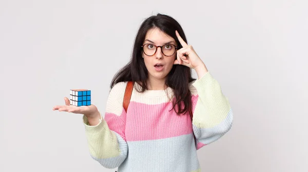 Mujer Bonita Mirando Sorprendida Realizando Nuevo Pensamiento Idea Concepto Resolviendo —  Fotos de Stock