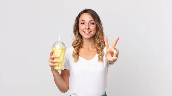 Mulher Muito Magra Sorrindo Olhando Feliz Gesticulando Vitória Paz Segurando — Fotografia de Stock