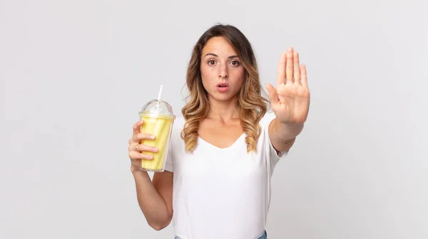 Ziemlich Dünne Frau Sieht Ernst Aus Zeigt Die Offene Handfläche — Stockfoto