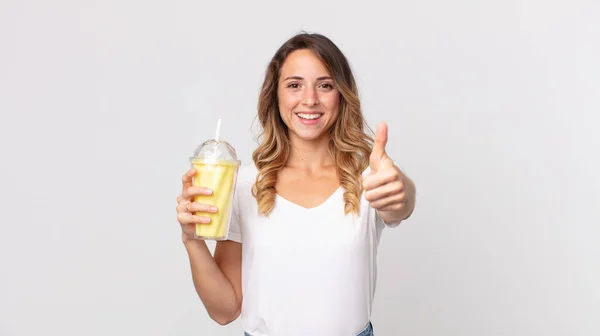 Ganska Tunn Kvinna Känner Sig Stolt Ler Positivt Med Tummen — Stockfoto