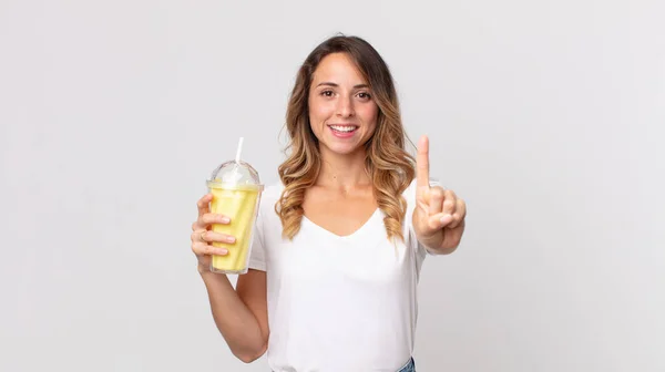 Mulher Muito Fina Sorrindo Olhando Amigável Mostrando Número Segurando Milkshake — Fotografia de Stock