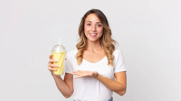 Mulher Muito Magra Sorrindo Alegremente Sentindo Feliz Mostrando Conceito Segurando — Fotografia de Stock