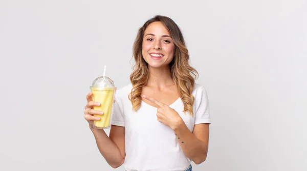 Mulher Muito Magra Sorrindo Alegremente Sentindo Feliz Apontando Para Lado — Fotografia de Stock