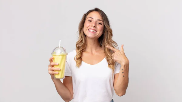 Oldukça Zayıf Bir Kadın Kendine Güvenerek Gülümsüyor Elinde Vanilyalı Milkshake — Stok fotoğraf
