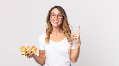 Bir fikri fark ettikten ve elinde bir yumurta kutusu tutduktan sonra mutlu ve heyecanlı bir dahi gibi hisseden oldukça zayıf bir kadın.