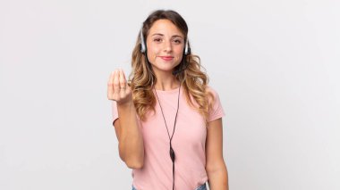 Oldukça zayıf bir kadın kapiş ya da para hareketi yapıyor, sana kulaklıkla operatör asistanına ödeme yapmanı söylüyor.