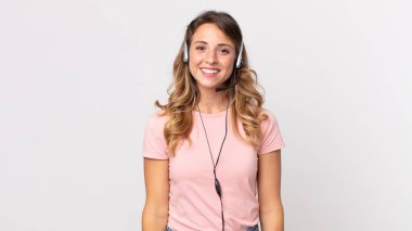 Oldukça zayıf bir kadın mutlu ve hoş bir şekilde şaşırmış görünüyor. Kulaklıklı bir operatör asistanı.