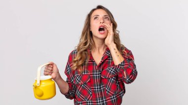 Oldukça zayıf bir kadın kendini mutlu hissediyordu. Elleri ağızda ve elinde çaydanlıkla bağırıyordu.