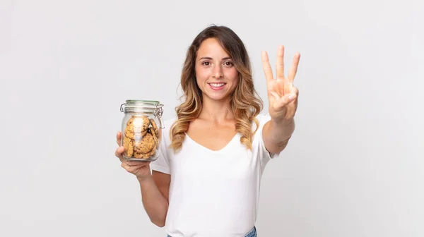 Vrij Dunne Vrouw Glimlachend Zoek Vriendelijk Tonen Nummer Drie Het — Stockfoto