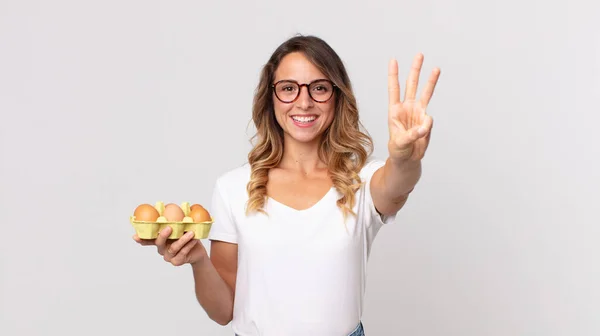 Mulher Muito Fina Sorrindo Olhando Amigável Mostrando Número Três Segurando — Fotografia de Stock