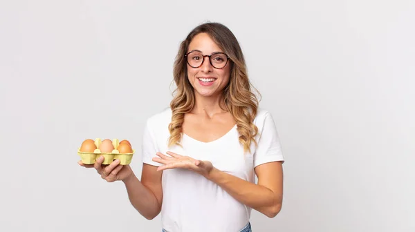 Mujer Bastante Delgada Sonriendo Alegremente Sintiéndose Feliz Mostrando Concepto Sosteniendo —  Fotos de Stock