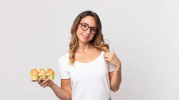 Mulher Muito Magra Olhar Arrogante Bem Sucedido Positivo Orgulhoso Segurando — Fotografia de Stock