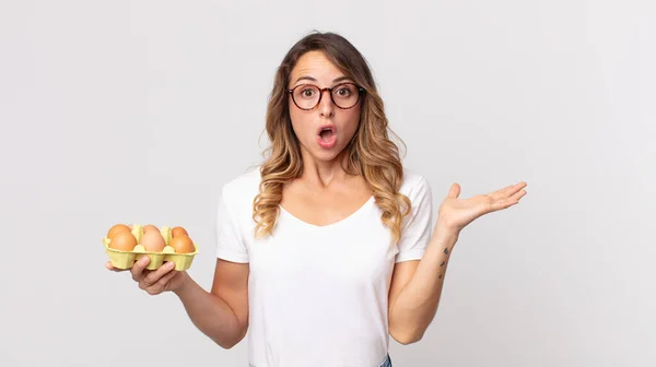 Mulher Muito Magra Olhando Surpreso Chocado Com Mandíbula Caiu Segurando — Fotografia de Stock