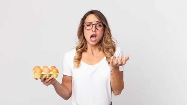 Mulher Muito Magra Olhar Desesperado Frustrado Estressado Segurando Uma Caixa — Fotografia de Stock