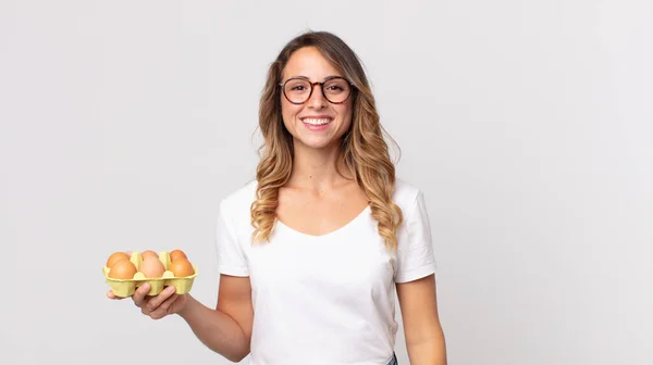 Mulher Muito Fina Olhar Feliz Agradavelmente Surpreendido Segurando Uma Caixa — Fotografia de Stock