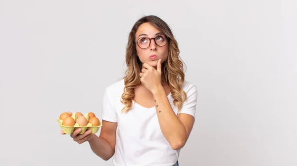 Una Donna Piuttosto Magra Che Pensa Sente Dubbiosa Confusa Tiene — Foto Stock