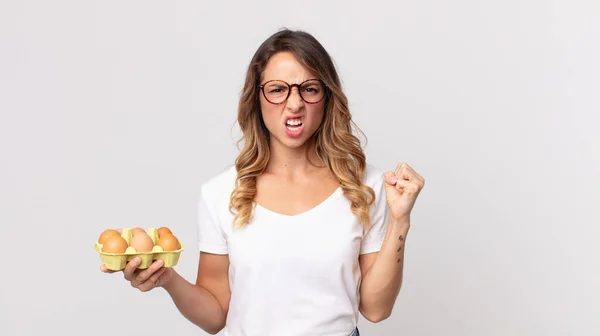 Mulher Muito Magra Gritando Agressivamente Com Uma Expressão Irritada Segurando — Fotografia de Stock