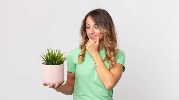 Bella Donna Magra Sorridente Con Una Felice Espressione Fiduciosa Con — Foto Stock