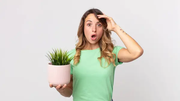 Mulher Muito Fina Olhando Feliz Espantado Surpreso Segurando Uma Planta — Fotografia de Stock