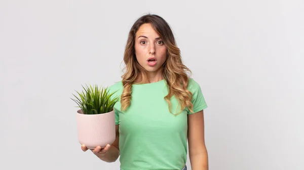 Mulher Muito Fina Olhando Muito Chocado Surpreso Segurando Uma Planta — Fotografia de Stock