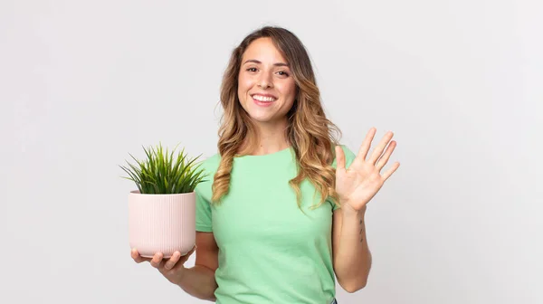 Mulher Muito Fina Sorrindo Alegremente Acenando Mão Acolhendo Cumprimentando Você — Fotografia de Stock