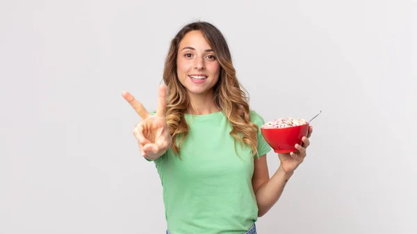 Mulher Muito Fina Sorrindo Olhando Feliz Gesticulando Vitória Paz Segurando — Fotografia de Stock