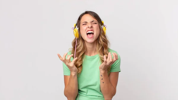 Mulher Muito Magra Olhar Desesperado Frustrado Estressado Ouvir Música Com — Fotografia de Stock