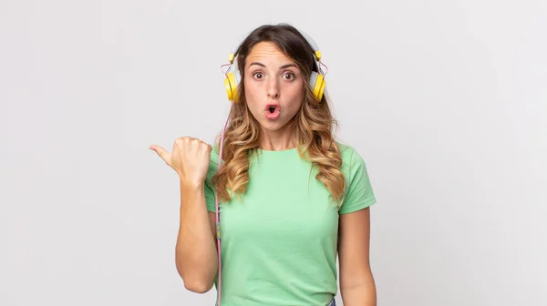 Vrij Dun Vrouw Kijken Verbaasd Ongeloof Luisteren Muziek Met Hoofdtelefoon — Stockfoto