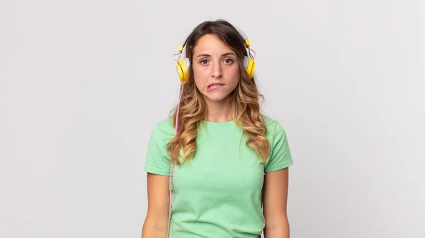 Mulher Muito Fina Olhando Confuso Confuso Ouvir Música Com Fones — Fotografia de Stock