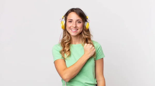 Mulher Muito Magra Sentindo Feliz Enfrentando Desafio Celebrando Ouvir Música — Fotografia de Stock