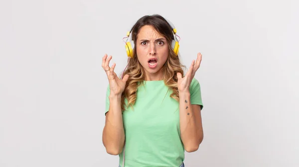 Elleri Havada Çığlık Atan Oldukça Zayıf Bir Kadın Kulaklıkla Müzik — Stok fotoğraf