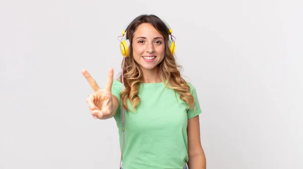 Pretty Thin Woman Smiling Looking Happy Gesturing Victory Peace Listening — Stock Photo, Image