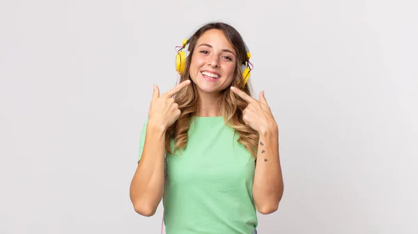 Mujer Bastante Delgada Sonriendo Con Confianza Apuntando Propia Sonrisa Amplia — Foto de Stock