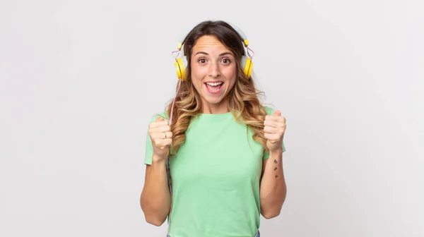 Oldukça Zayıf Bir Kadın Şokta Gülüyor Başarıyı Kutluyor Kulaklıkla Müzik — Stok fotoğraf