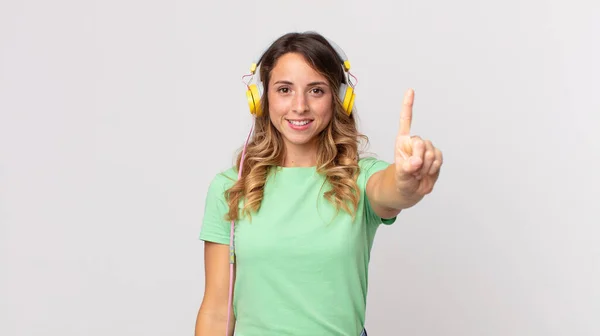 Mulher Muito Magra Sorrindo Olhando Amigável Mostrando Música Número Ouvindo — Fotografia de Stock