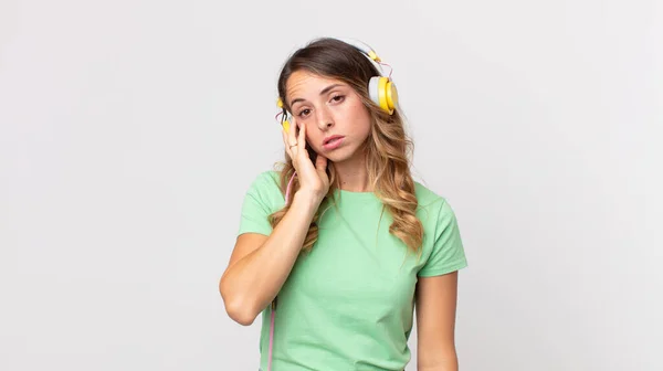 Oldukça Zayıf Bir Kadın Kulaklıkla Can Sıkıcı Bir Müzik Dinledikten — Stok fotoğraf