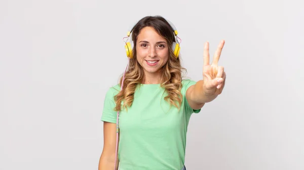 Mulher Muito Magra Sorrindo Olhando Amigável Mostrando Número Dois Ouvindo — Fotografia de Stock