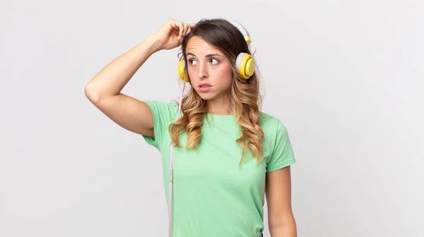 Mujer Bastante Delgada Sintiéndose Perpleja Confundida Arañando Cabeza Escuchando Música —  Fotos de Stock