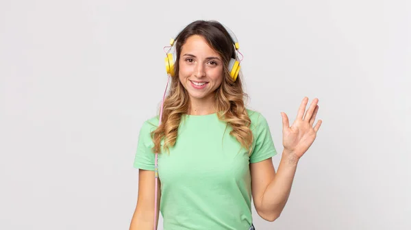 Vrij Dunne Vrouw Glimlachend Gelukkig Zwaaiende Hand Verwelkomen Begroeten Luisteren — Stockfoto