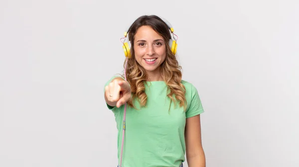 Mujer Muy Delgada Apuntando Cámara Eligiendo Escuchar Música Con Auriculares — Foto de Stock