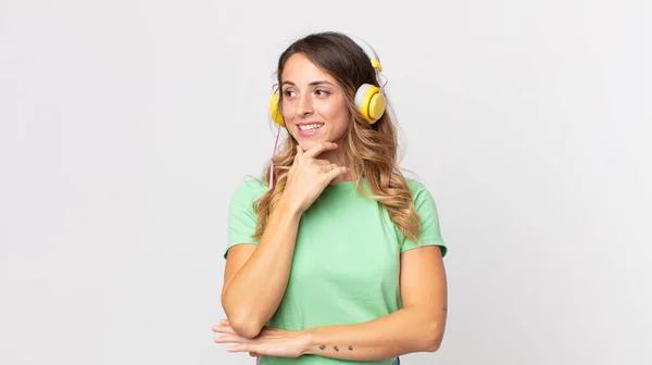 Vrij Dun Vrouw Glimlachen Met Een Gelukkige Zelfverzekerde Uitdrukking Met — Stockfoto