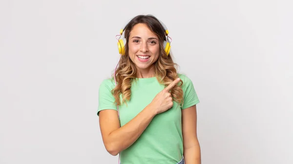 Mujer Bastante Delgada Sonriendo Alegremente Sintiéndose Feliz Apuntando Lado Escuchando — Foto de Stock