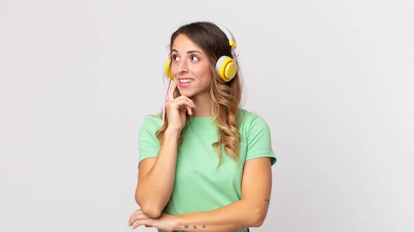 Jolie Femme Mince Souriant Joyeusement Rêvant Doutant Écouter Musique Avec — Photo