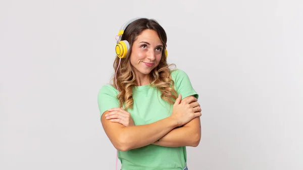 Vrij Dunne Vrouw Shrugging Zich Verward Onzeker Luisteren Muziek Met — Stockfoto