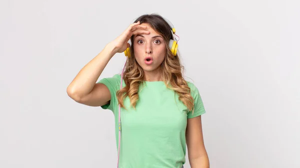 Mujer Bastante Delgada Que Parece Feliz Asombrada Sorprendida Escuchando Música — Foto de Stock