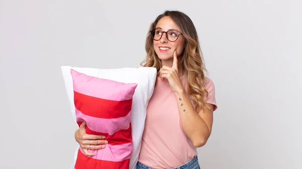 Mulher Muito Magra Sorrindo Feliz Sonhando Acordado Duvidar Usar Pijama — Fotografia de Stock