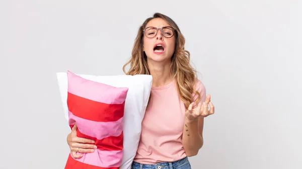 Mulher Muito Magra Olhar Desesperado Frustrado Estressado Vestindo Pijama Segurando — Fotografia de Stock